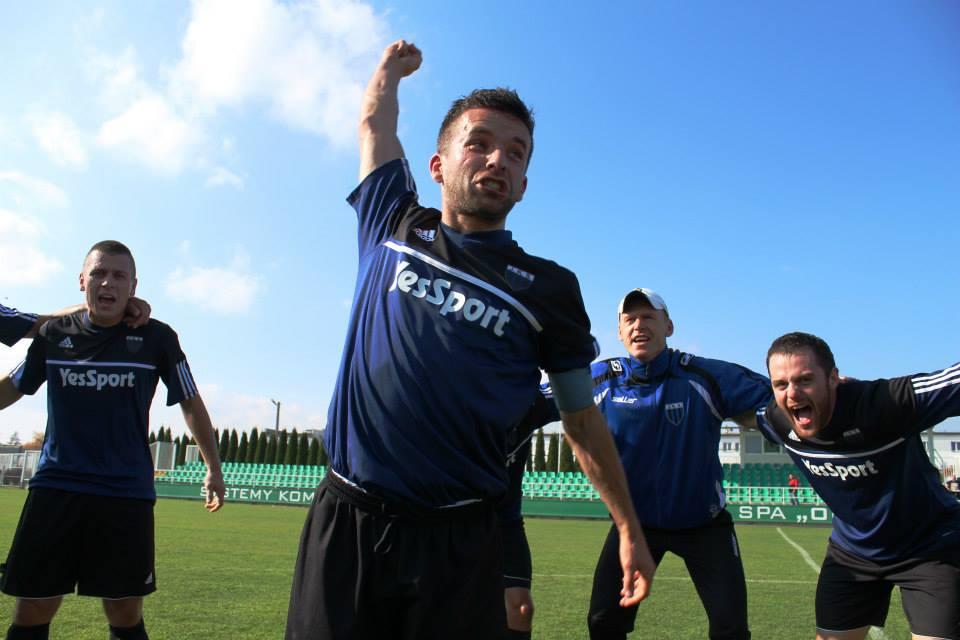 Piłkarze JKS mogli po meczu cieszyć się z pierwszego kompletu punktów w tym roku. Foto: JKS 1909 Jarosław