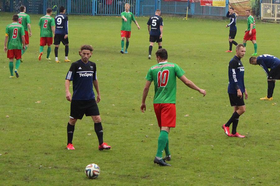 Walerij Sokolenko (pierwszy z lewej na pierwszym planie) strzelił zwycięskiego gola dla JKS-u Jarosław (fot. Jakub Kwiecień)