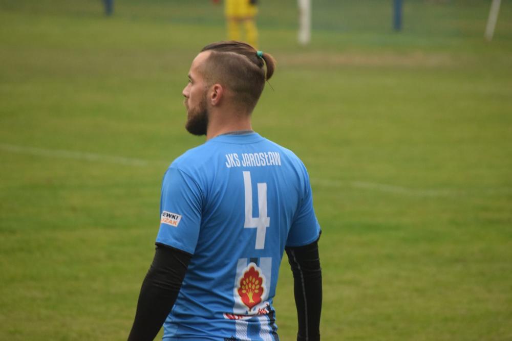 JKS Jarosław już jest na piątej pozycji w tabeli 4 ligi. Pokonali 1-0 Igloopol Dębica. (fot. JKS Jarosław)