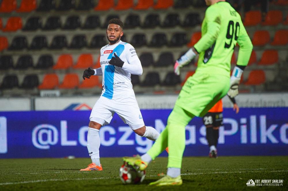 Jonathan Junior był o krok od przełamania się z Górnikiem Łęczna. Czy zrobi to w starciu ze Zniczem? Fot. Robert Skalski/Stal Rzeszów.