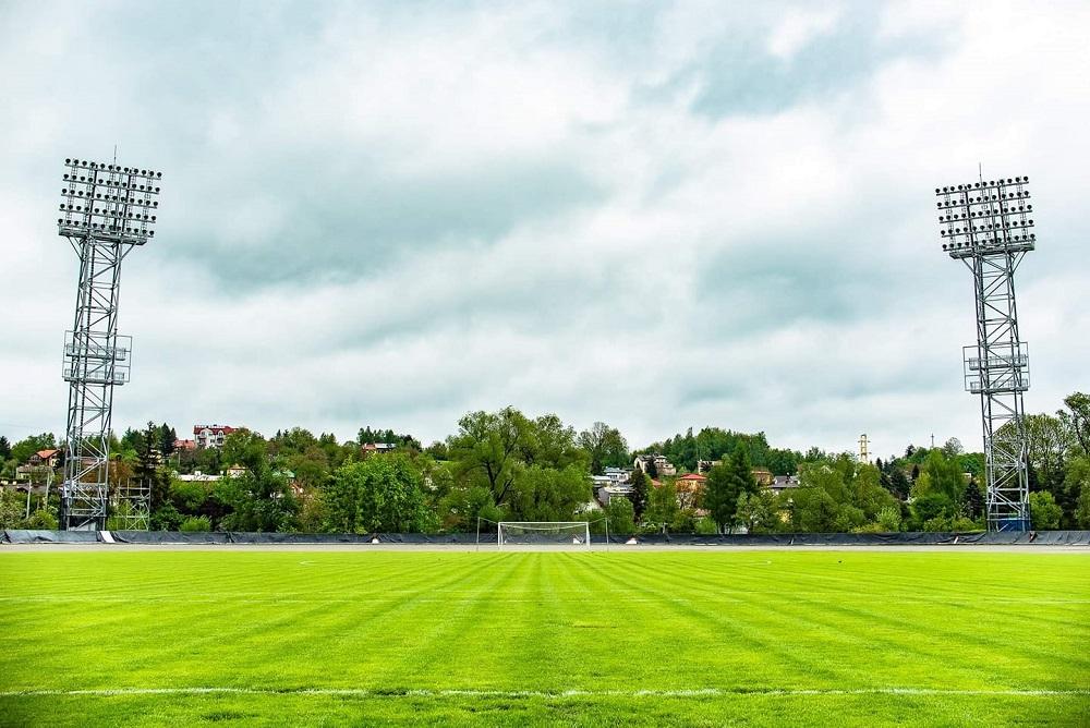 Od piątku stoją już cztery jupitery na stadionie w Krośnie! (fot. Konrad Kwolek)