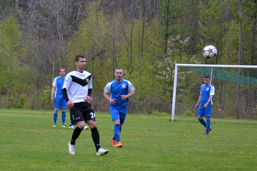 Kacper Wątróbski (biało-czarny strój) przenosi się do Wólczanki Wólka Pełkińska (fot. Czarni Trześń)