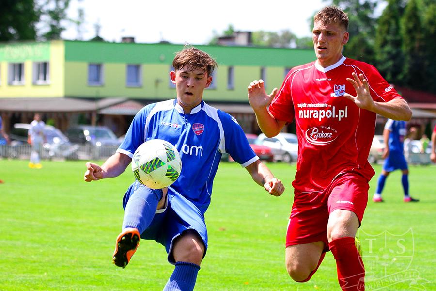 Kamil Jonkisz na zdjęciu z prawej (fot. tspodbeskidzie.pl)