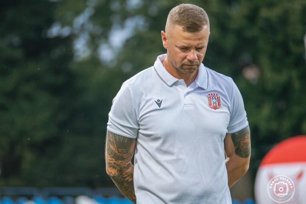 Trener Kamil Kuzera nie miał powodów do radości po piątkowym starciu z Sandecją (fot. Paweł Golonka / cwks-resovia.pl)