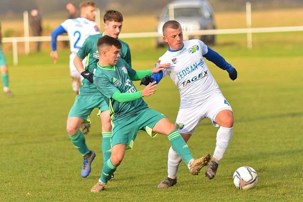 Kamil Jakubowski (z piłką) jeszcze w barwach Stali Sanok (fot. Konrad Kwolek)