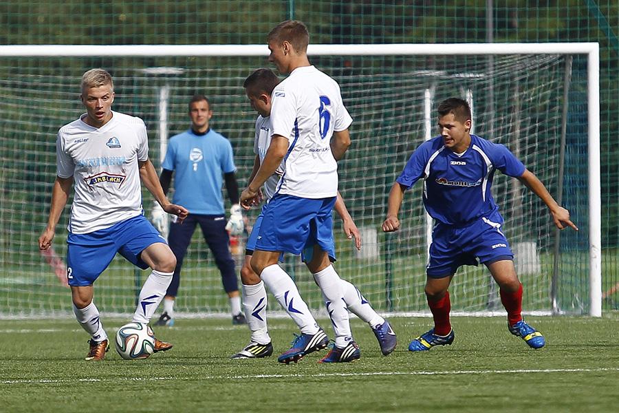 Kamil Kołodziej (na zdjęciu pierwszy z prawej) do rundy wiosennej przygotowuje się z Sokołem Sieniawa.