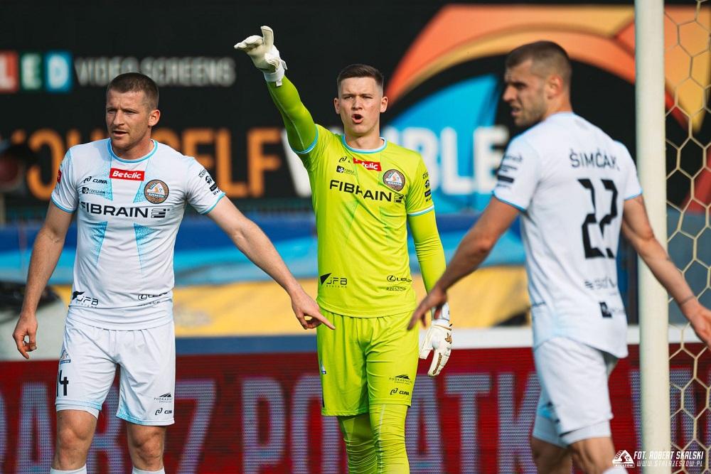 Kamil Kościelny (po lewej) po dwóch latach pożegnał się ze Stalą Rzeszów. (fot. Stal Rzeszów)