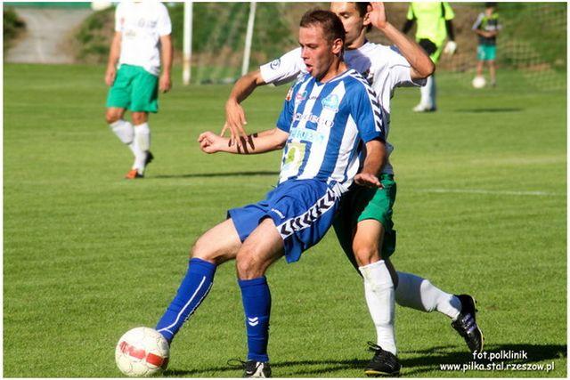 Karol Wójcik (z piłką) ostatnio bronił barw Stali Rzeszów, choć grał głównie w rezerwach (fot. stalrzeszow.pl)