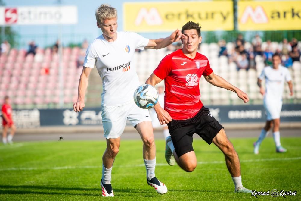 Błękitni Ropczyce (czerwone koszulki) wygrali z Karpatami w sparingu (fot. Konrad Kwolek / Karpaty Krosno)