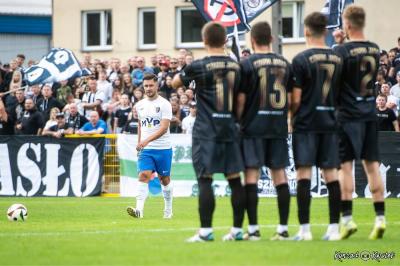 Karpaty Krosno (biało-niebieskie stroj) już w piątek zmierzą się z Czarnymi Jasło w derbach (fot. Konrad Kwolek / Karpaty Krosno)