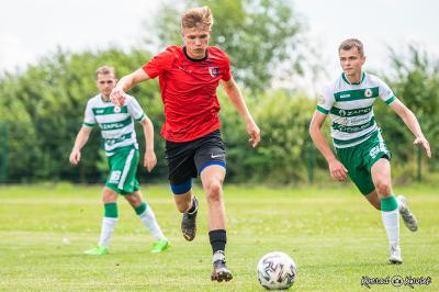 Karpaty Krosno (czerwono-czarne stroje) wygrały z Izolatorem Boguchwała 8-2 (fot. Konrad Kwolek)