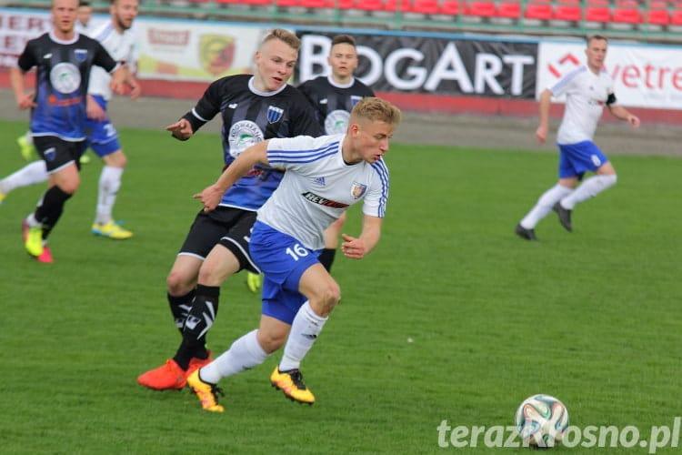 Adrian Buszta (biała koszulka, najbliżej piłki) zagra jednak w Watkem Koronie Rzeszów (fot. terazKrosno.pl)