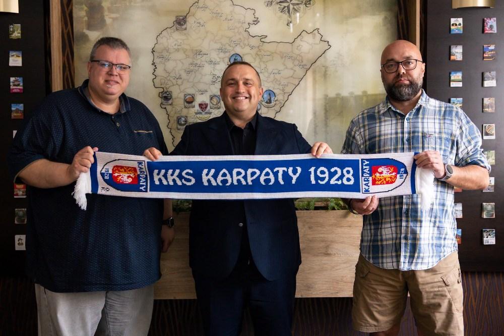 Hotel Restauracja Portius będzie wspierał Karpaty co najmniej przez najbliższe dwa lata. Na zdjęciu w środku nowy prezes Waldemar Wojnar (fot. facebook.com/KSKarpatyKrosno)
