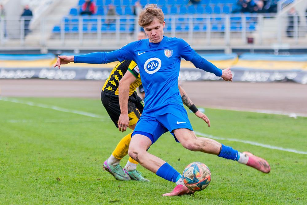 Karpaty Krosno (niebieskie stroje) wygrały w Połańcu z Czarnymi 1-0 (fot. Konrad Kwolek / archiwum)
