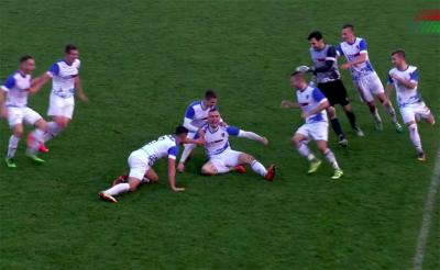 Radość piłkarzy Karpat Krosno po golu na 3-2 (fot. youtube.com / Tele Krosno)