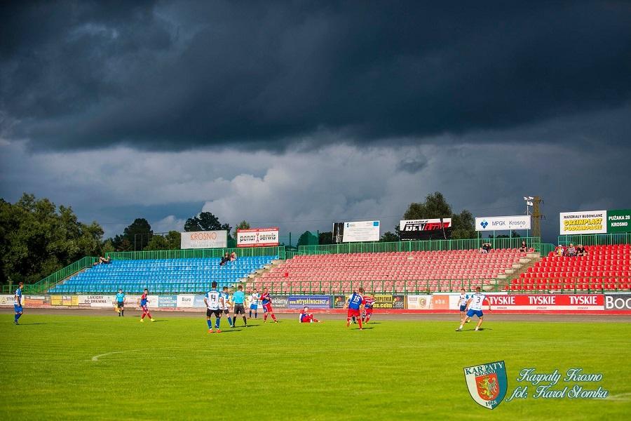 Czarne chmury nad Krosnem w czasie sparingu z Polonią Przemyśl. Czy również takie same wiszą nad Karpatami? (fot. Karol Słomka/KarpatyKrosno)