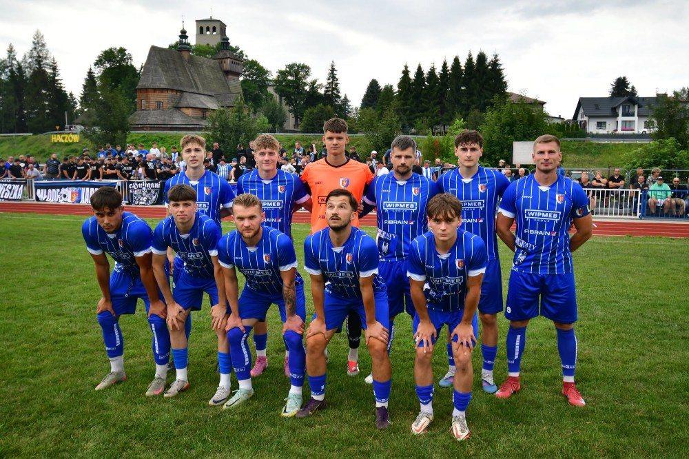 Karpaty Krosno są liderem klasy A i szybko chcą wrócić na wyższe szczeble rozgrywkowe (fot. facebook.com/KSKarpatyKrosno)