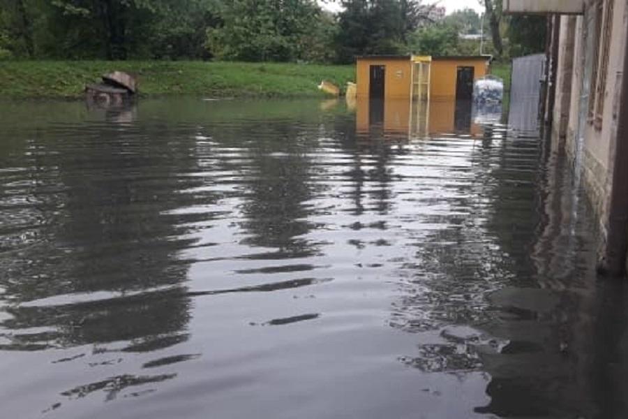 Stadion Karpat Krosno po obfitych opadach deszczu. (fot. własne)