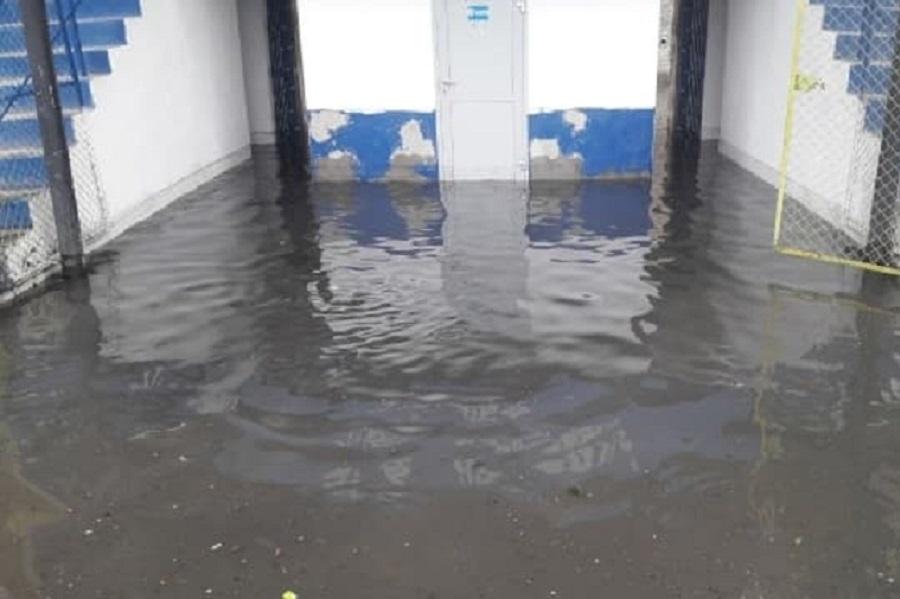 Na stadionie Karpat Krosno jest ponad 80 cm wody w szatniach. (fot. własne)