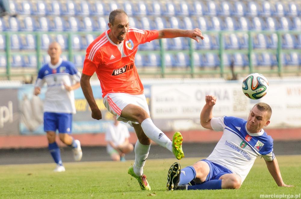 Jarosław Piątek (w pomarańczowej koszulce) w sparingu Karpat Krosno z Wisłą Sandomierz nie zagrał z powodu kontuzji (fot. Marcin Pirga / archiwum)