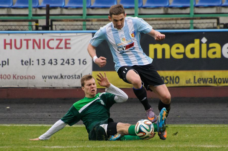 Bartłomiej Buczek (na zdjęciu z piłką) wspólnie z kolegami z Karpat Krosno powalczy dziś o punkty z Resovią. Zapraszamy na relację na żywo (fot. Marcin Pirga)