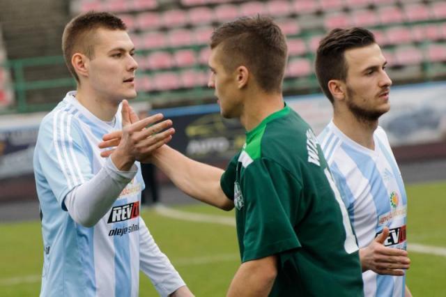 Karpaty Krosno (biało-niebieskie stroje) pierwszy sparing rozegrają 4 lipca z drugoligową Stalą Stalowa Wola (fot. Marcin Pirga)