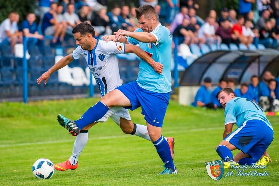 JKS Jarosław okazał się lepszy od Karpat Krosno w starciu spadkowiczów. (fot. Karpaty Krosno/Karol Słomka)