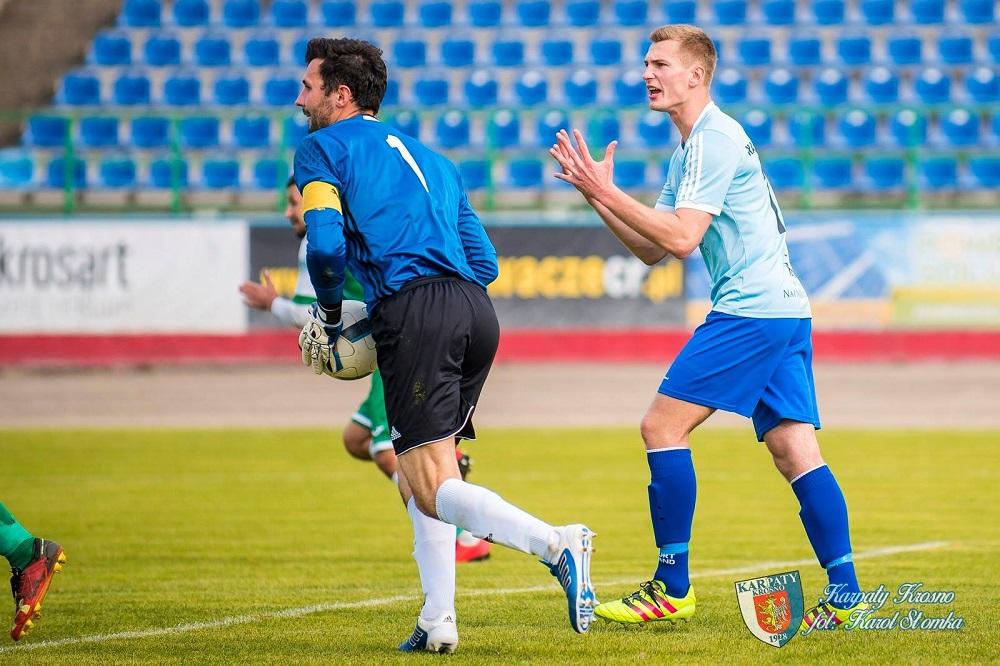 Karpaty Krosno w końcu wygrały mecz. Pokonali na wyjeździe Sokół Kolbuszowa Dolna (fot. Karol Słomka)