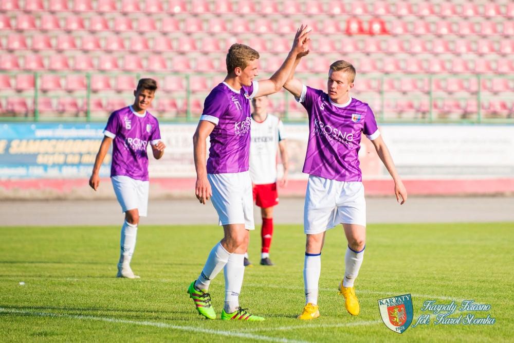 Karpaty Krosno zakończyły sezon meczem z Watkem Koroną Rzeszów. (fot. Karol Słomka)