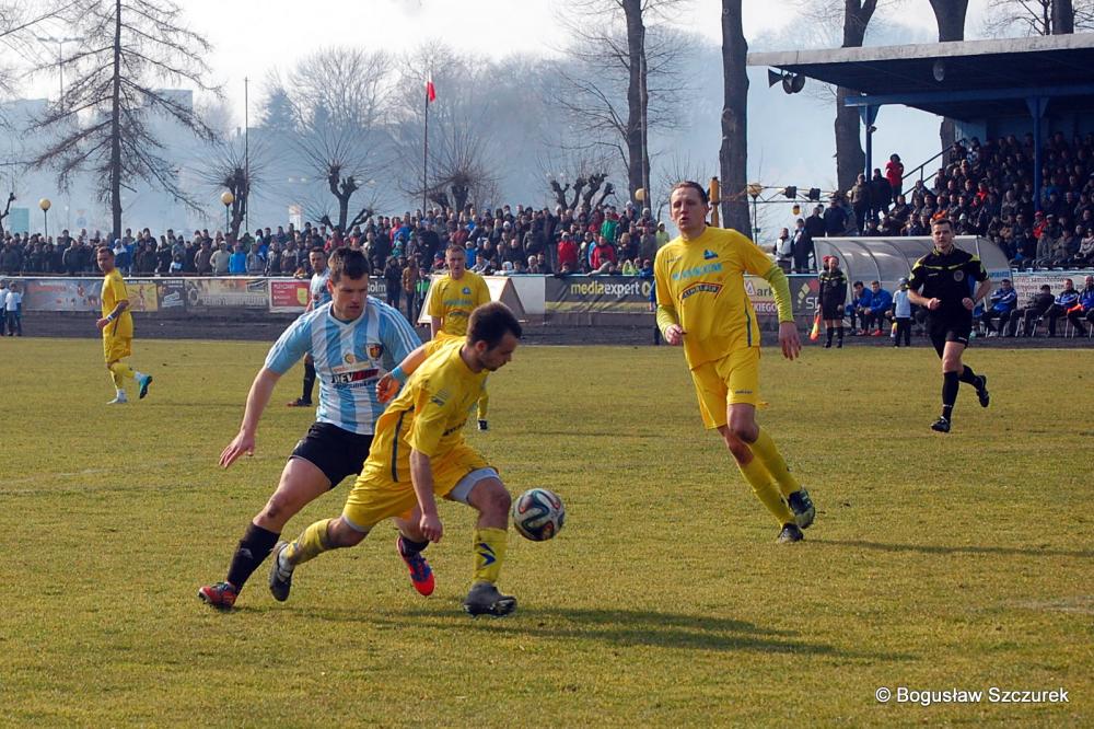 Gracze Stali Rzeszów (żółte stroje) zrehabilitowali się kibicom za porażkę w Krośnie (fot. Bogusław Szczurek)