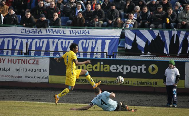 Piłkarze Stal Rzeszów (żółte stroje) stracili punkty w starciu z Orłem Przeworsk i w ligowej tabeli znów muszą gonić Karpaty (fot. Łukasz Pelc)
