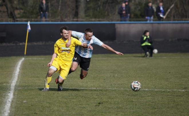 Karpaty Krosno (biało-niebieskie stroje) wysoko pokonali Stal Rzeszów i umocnili się na prowadzeniu (fot. Łukasz Pelc)