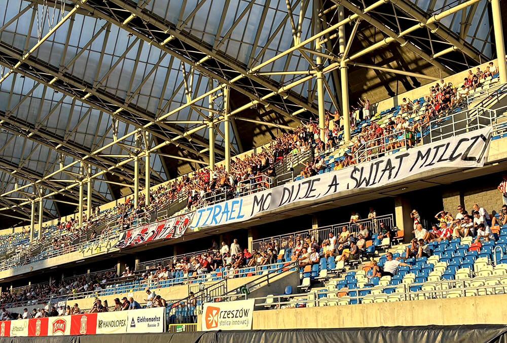 Kibice Resovii wywiesili transparent adresowany do Izraela (fot. facebook.com/PodkarpaccyKibice)