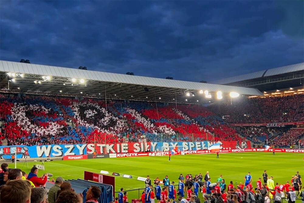 Kibice Wisły Kraków na meczu z Miedzią Legnica stworzyli wyjątkową atmosferę. Niestety piłkarze nie dostosowali się do tego poziomu.
