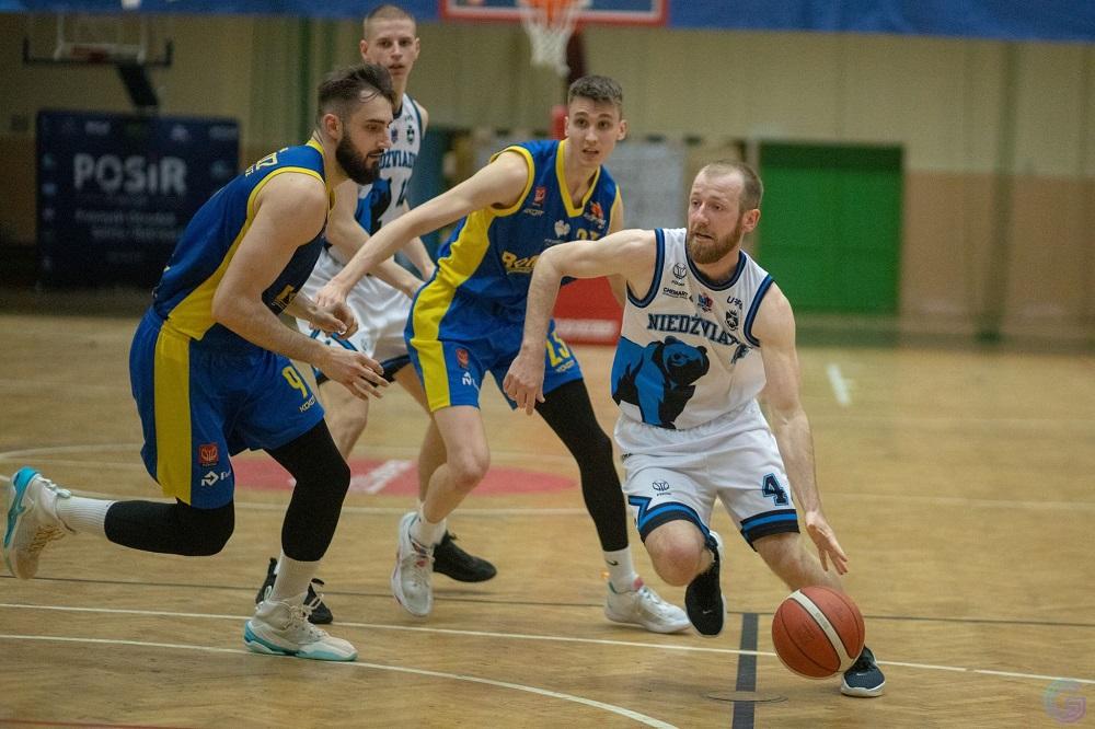 Tydzień temu Michał Kindlik pokazał, że potrafi godnie zastąpić podstawowych rozgrywających Niedźwiadków (fot. Niedzwiadki Chemart)
