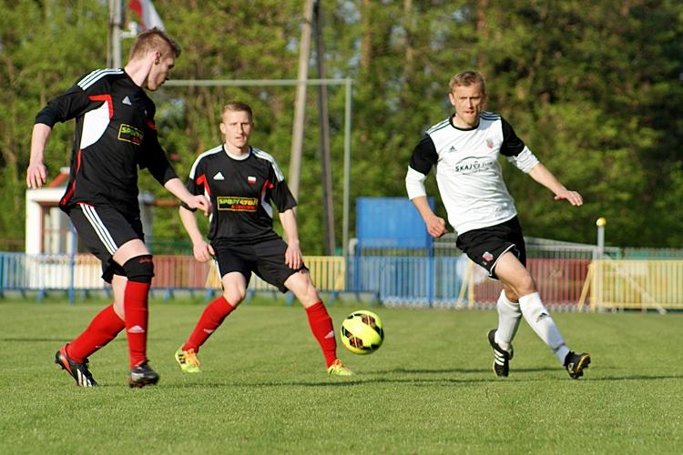 Kolbuszowianka (czarne stroje) pokonała Jedność Niechobrz w meczu 2. kolejki (fot. archiwum / Mieczysław Turczyn)