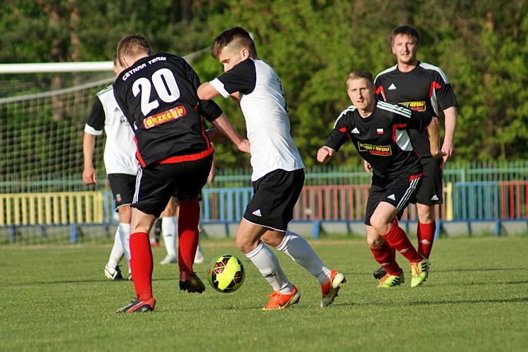 Kolbuszowianka (czarne stroje) zdobyła ważne trzy punkty (fot. Mieczysław Turczyn / archiwum)