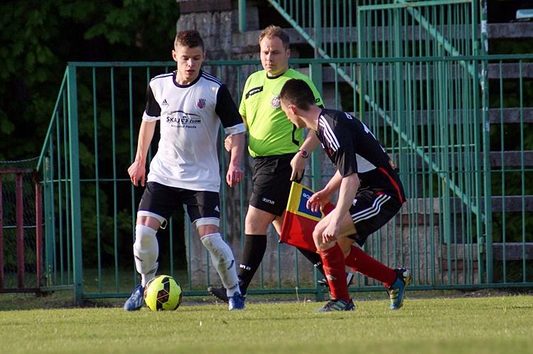 Piłkarze Piasta Tuczemy (biało-czarne stroje) nie zdołali pokonać ostatnich w tabeli jaślan (fot. Mieczysław Turczyn)