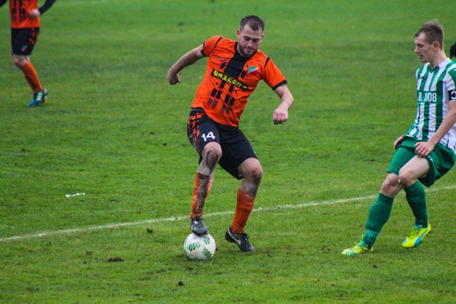 Kolbuszowianka w pomarańczowo-czarnych strojach (fot. archiwum)