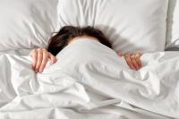 Kołdra z puchu gęsiego a jakość snu - dlaczego naturalne wypełnienie ma znaczenie?