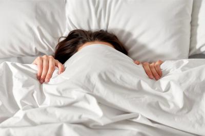 Kołdra z puchu gęsiego a jakość snu - dlaczego naturalne wypełnienie ma znaczenie?