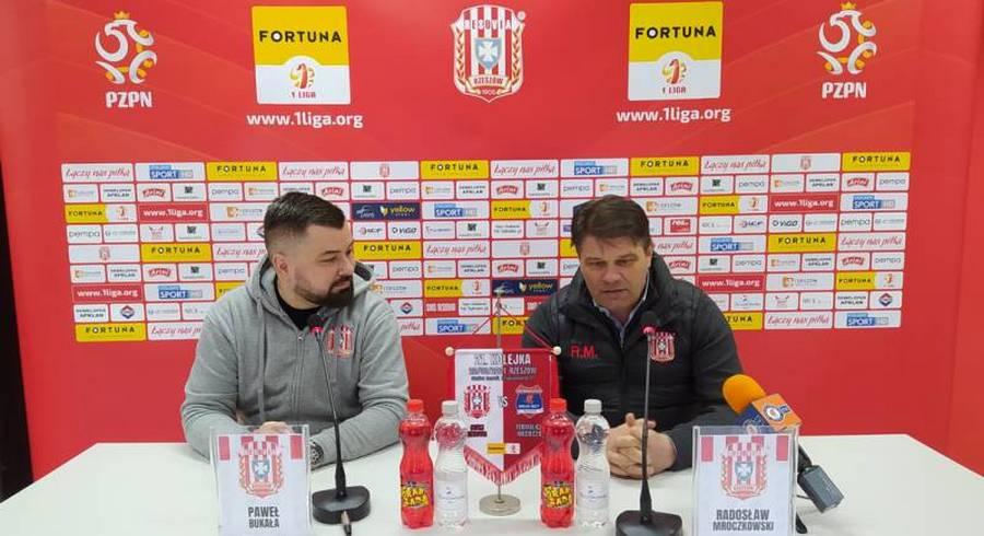 Radosław Mroczkowski (na zdjęciu, z prawej) podsumował mecz Apklan Resovii z Bruk-Bet Termaliką Nieciecza (fot. Apklan Resovia)