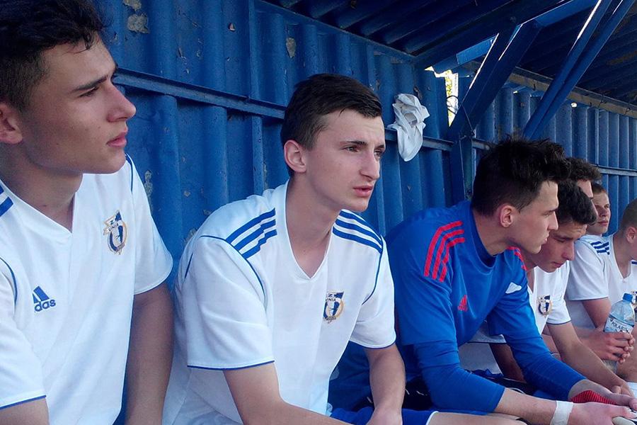 Konrad Gut na zdjęciu drugi od lewej (fot. facebook.com / Unia Tarnów juniorzy młodsi)