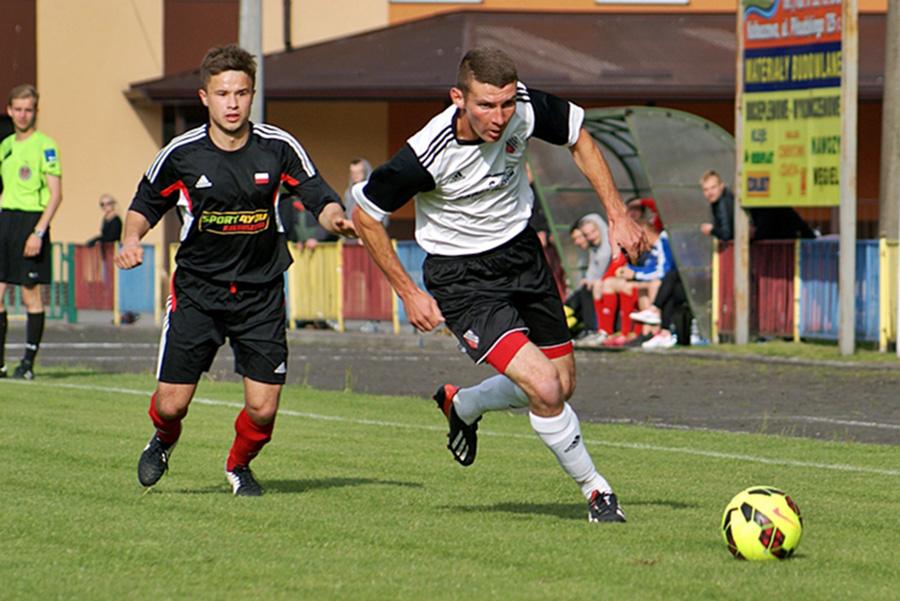 Konrad Szela na zdjęciu z lewej, jeszcze w barwach Kolbuszowianki (fot. Mieczysław Turczyn)