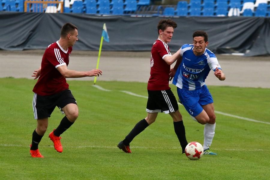 Kornel Kordas (na zdjęciu z prawej) chce spróbować swoich sił w Ekstraklasie. Karierę będzie kontynuował w Koronie Kielce. (fot. stalrzeszow.pl)