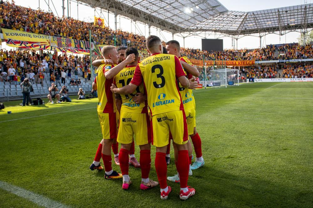 Piłkarze Korony Kielce odnieśli kolejny zwycięstwo potwierdzając wysokie aspiracje w tym sezonie PKO BP Ekstraklasy (fot. facebook.com/korona.kielce.oficjalna)