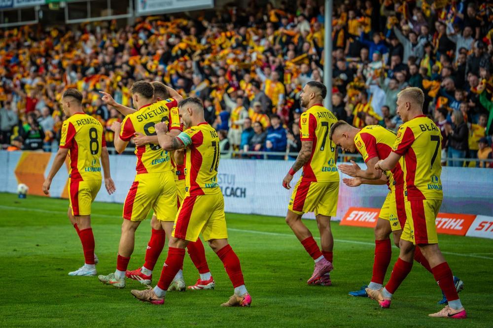 Piłkarze Korony Kielce z Niecieczy wracają z kompletem punktów (fot. facebook.com/korona.kielce.oficjalna)
