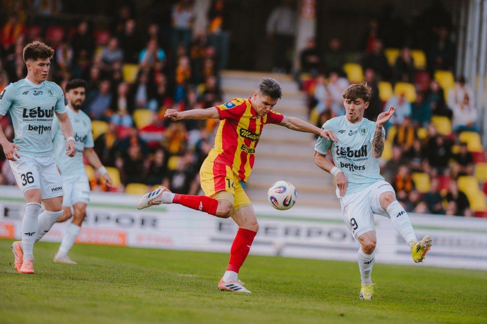 Korona Kielce (żółto-czerwone stroje) w letnim okresie przygotowawczym rozegra cztery sparingi (fot. facebook.com/korona.kielce.oficjalna)
