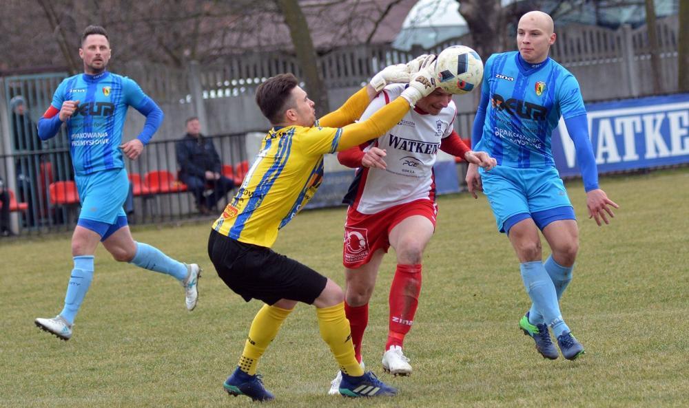 Sokół Kolbuszowa Dolna (niebieskie stroje) zakontraktował nowych graczy (fot. archiwum)