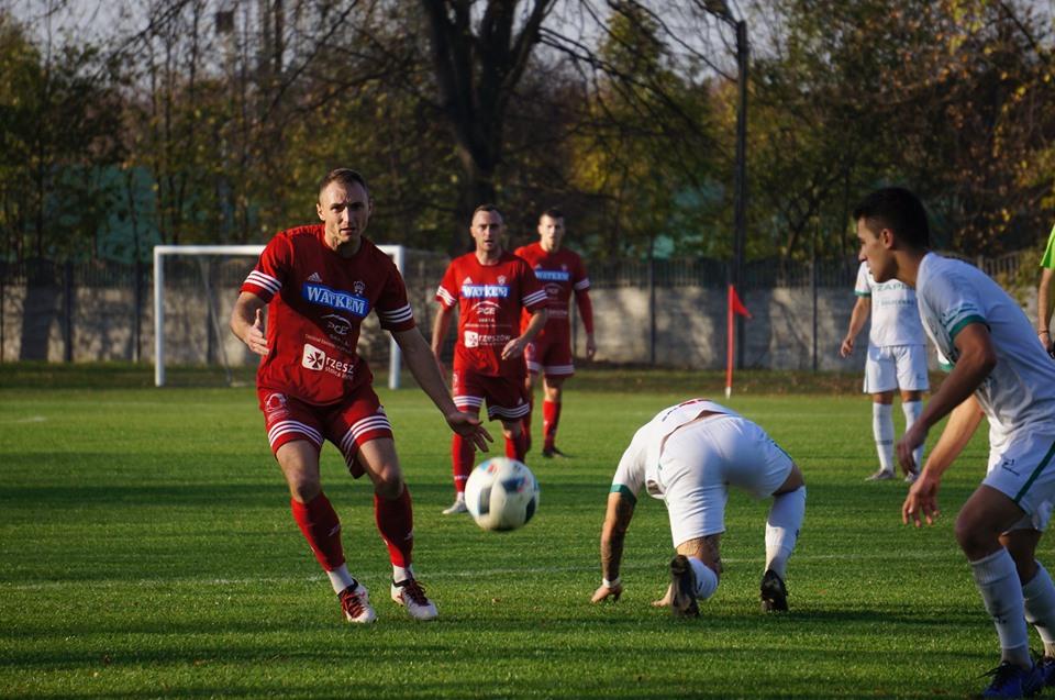 Korona Rzeszów (w czerwonych strojach) zremisowała w Dębicy z Igloopolem i przedłużyła serię meczów bez porażki do 15 (fot. facebook.com / Korona Rzeszow)